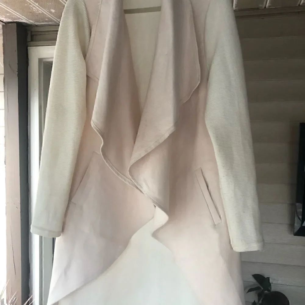 Very classy White Flutter long coat/ Cardigan - Picture 6 of 11